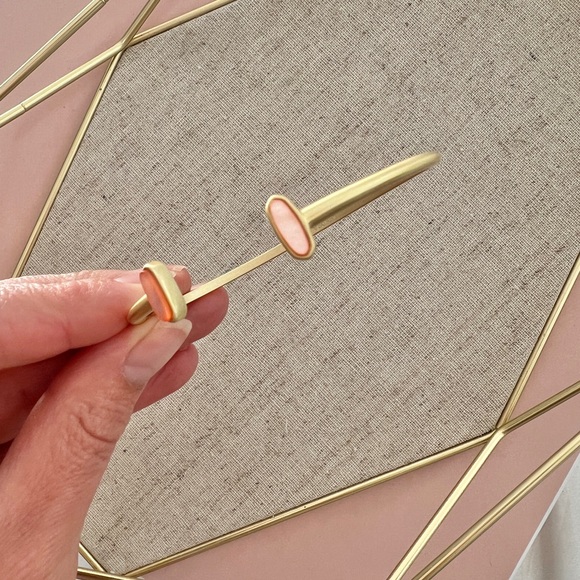 Gently Used Kendra Scott Mavis Gold Cuff Bracelet in Peach Mother of Pearl 💎 - Picture 3 of 4